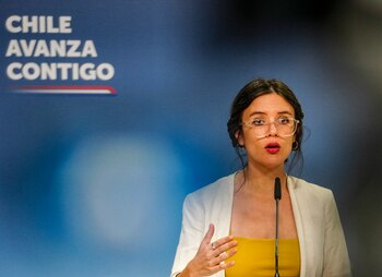 Camila Vallejo, portavoz del gobierno, recordó que el principal asesor de la campaña de Kast es panelista estable en TVN.