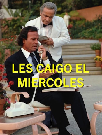 Julio Iglesias sentado hablando por un teléfono blanco, con un hombre de traje blanco detrás, y texto amarillo "LES CAIGO EL MIERCOLES"