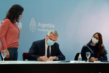 Fotografía cedida hoy por la Presidencia de la Nación Argentina que muestra al mandatario Alberto Fernández mientras promulga de la ley que protege el cupo laboral de personas trans, en Buenos Aires (Argentina). EFE/Presidencia de la Nación Argentina/