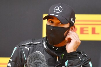 Lewis Hamilton con el rostro