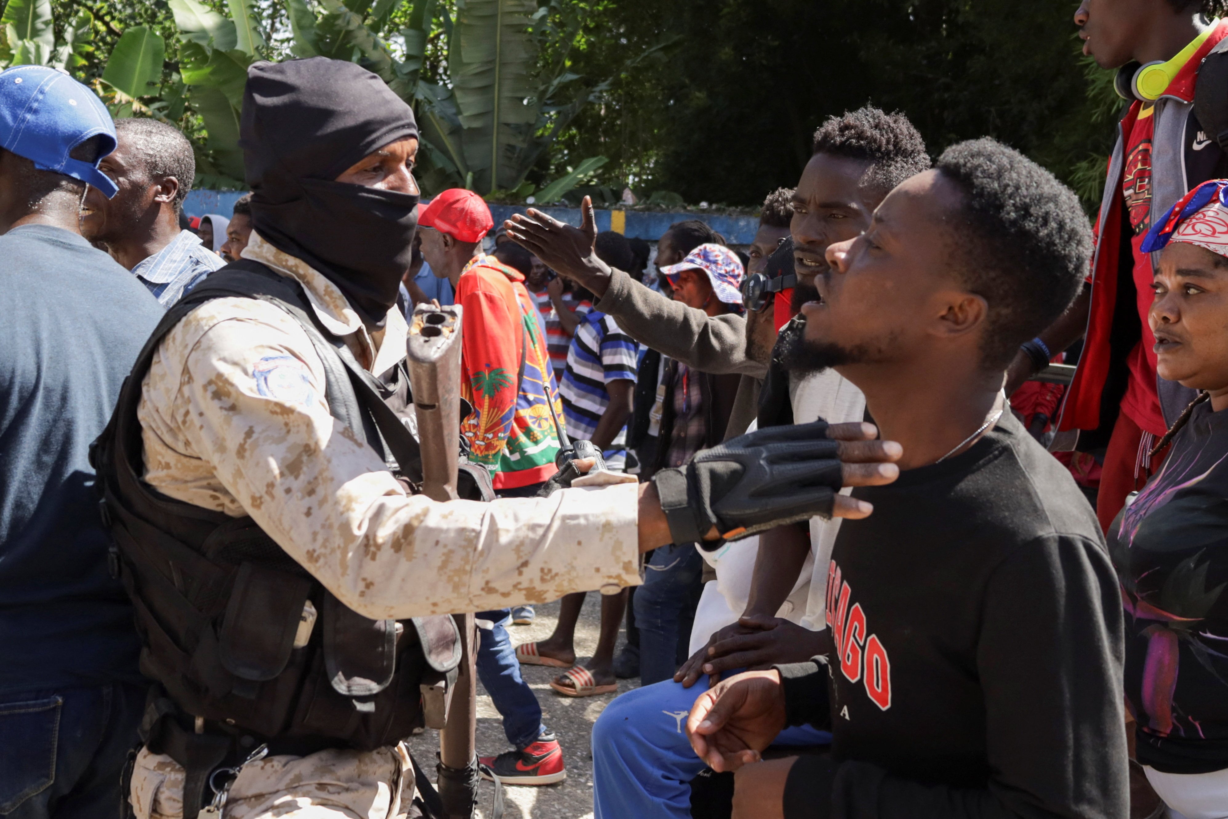 Residentes protestan contra la inseguridad tras una incursión nocturna de una banda armada en las afueras de Puerto Príncipe, en Kenscoff, Haití, el 24 de agosto de 2026 (REUTERS/Fildor Pq Egeder)