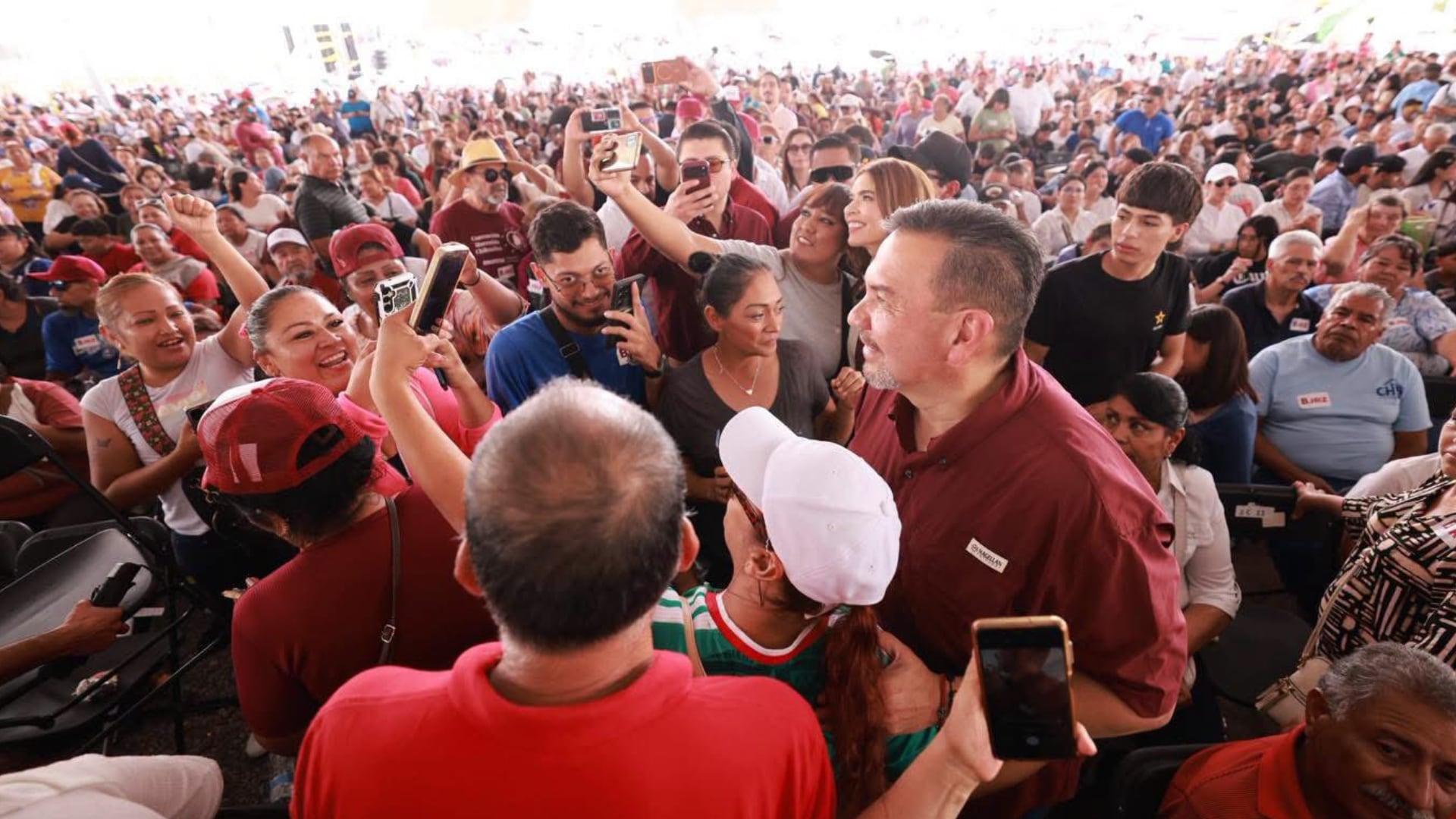 Cruz Pérez Cuéllar aspirante a la gubernatura de Chihuahua asistió al evento de Sheinbaum donde fue recibido por sus simpatizantes. (Foto: X/@CruzPerzCuellar)