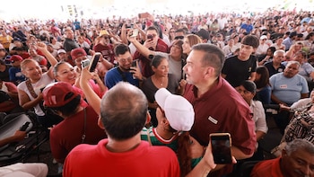 Cruz Pérez Cuéllar aspirante a la gubernatura de Chihuahua asistió al evento de Sheinbaum donde fue recibido por sus simpatizantes. (Foto: X/@CruzPerzCuellar)