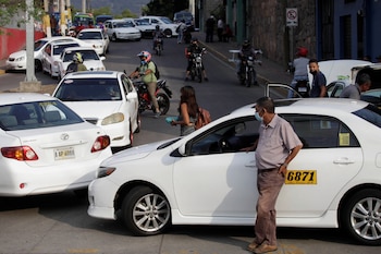 El incremento del pasaje de taxi colectivo entra en vigor este lunes en la capital de Honduras.
REUTERS/Fredy Rodriguez
