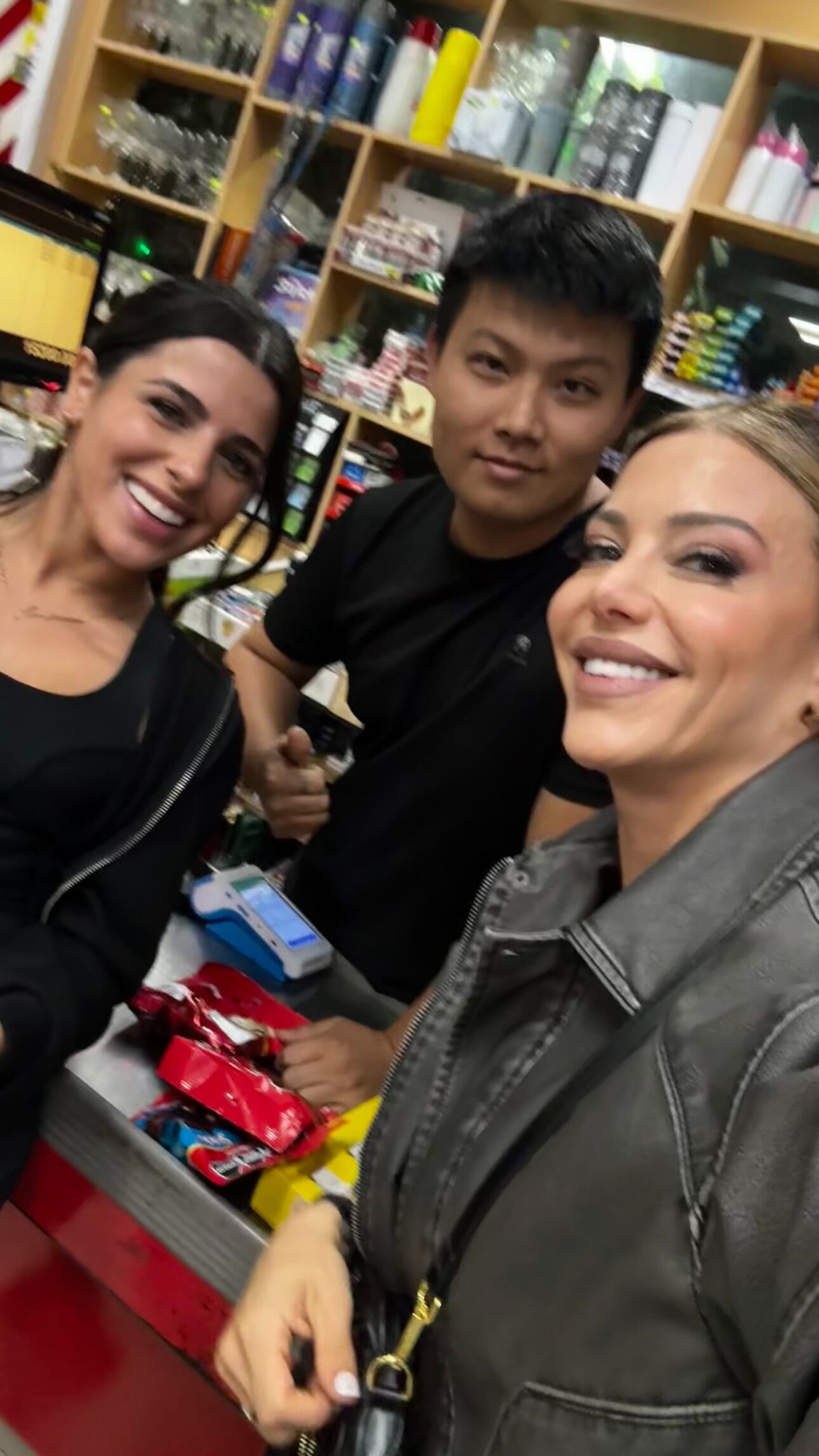 Valentina Cervantes y Evangelina Anderson incluso se tomaron un minuto para fotografiarse con el responsable del lugar