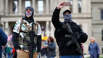 Manifestantes con rifles en el