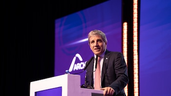 Caputo respondió a las quejas de industriales: “Me toca defender los intereses de los argentinos, no de determinados empresarios”
