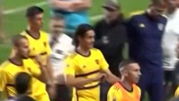 Pulgar hacia abajo de Cavani