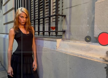 El rooted orange se impone como la técnica elegida para su nuevo color de cabello, fusionando raíces rubias con un naranja vibrante