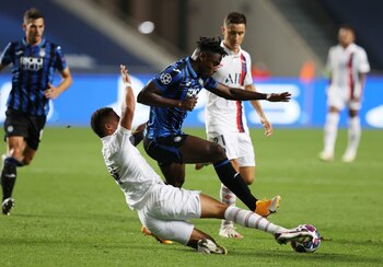 Soccer Football - Champions League - Quarter Final - Atalanta v Paris St Germain - Estadio da Luz, Lisbon, Portugal - August 12, 2020 Atalanta's Duvan Zapata in action with Paris St Germain's Jan Kehrer, as play resumes behind closed doors following the outbreak of the coronavirus disease (COVID-19) REUTERS/Rafael Marchante/Pool
