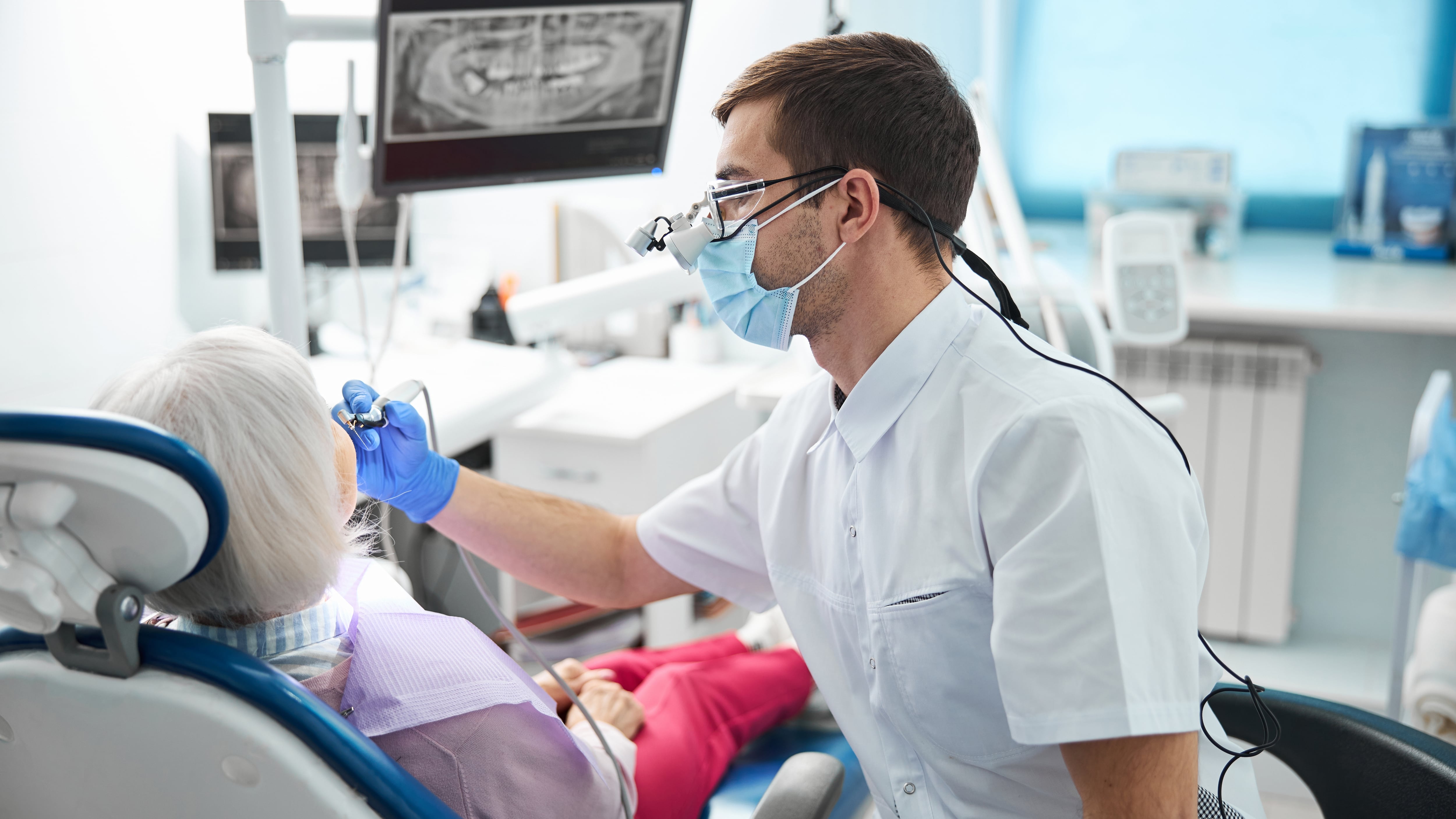 La Justicia de Tandil condenó a un odontólogo a pagar 15.473.000 pesos y 8.224 dólares por un tratamiento de implantes dentales que causó daños y perjuicios. (Foto de archivo: Shutterstock)