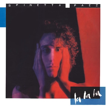 Portada del álbum "Spinetta La La La" de 1986. Retrato de Fito Páez con manos en las sienes, iluminado por luces rojas y azules. Fondo oscuro. Títulos "SPINETTA PAEZ" y "la la la" visibles