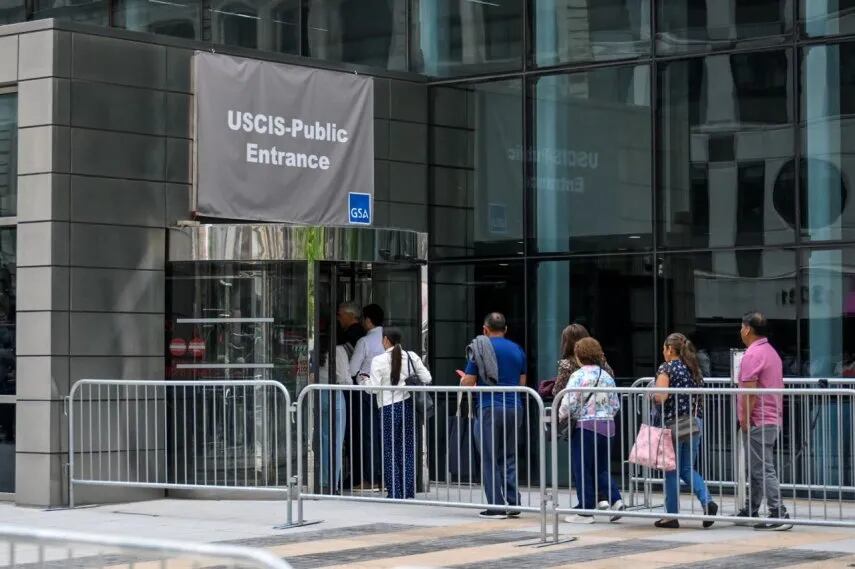 El impago de la tarifa de asilo puede conllevar el rechazo de la solicitud, la pérdida del permiso de trabajo y dar inicio a un proceso de deportación (AFP).