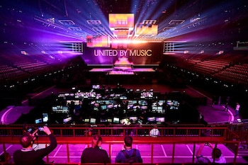 Varias personas observan el escenario