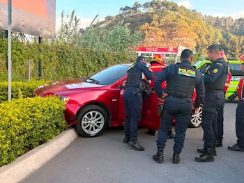 Bomberos Municipales localizaron al conductor dentro del automóvil con múltiples impactos de bala y confirmaron que no tenía signos vitales.