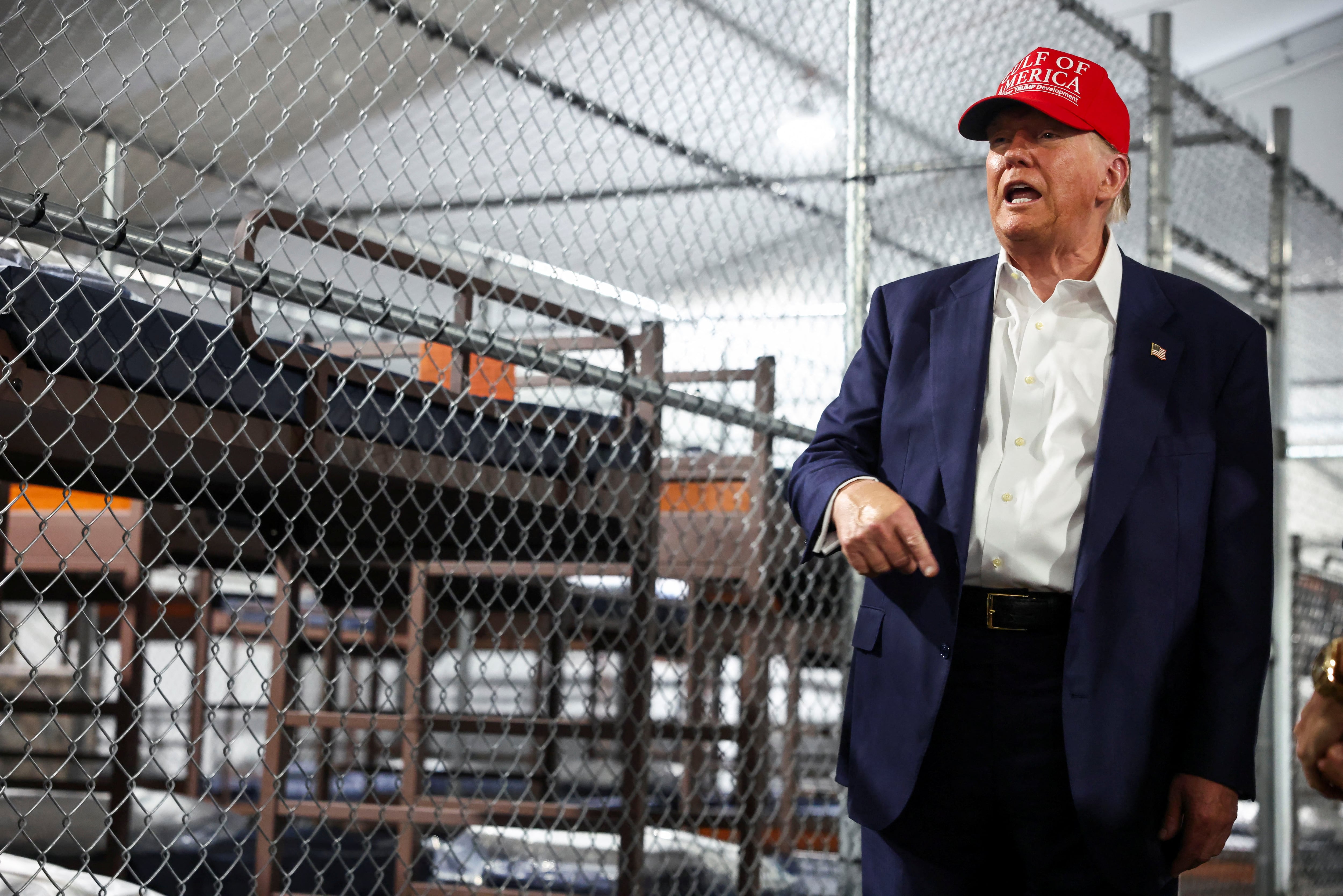 Trump asistirá este martes a la inauguración de “Alligator Alcatraz”, la prisión migratoria rodeada por 200.000 caimanes - crédito Marco Bello/REUTERS