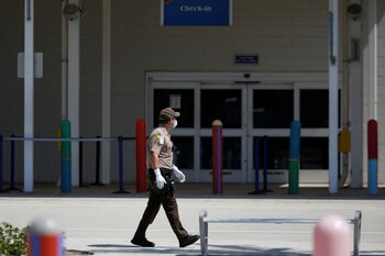 Un oficial de policía en