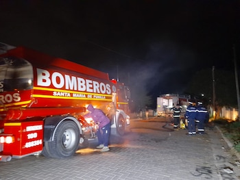 Los Bomberos Voluntarios sofocaron el fuego en la vivienda de calle Independencia al 442 y constataron daños totales en la propiedad de Santa María de Punilla