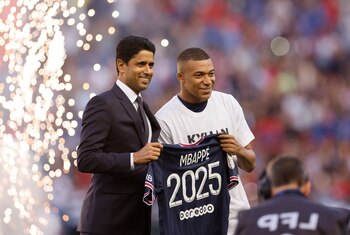 Kylian Mbappé posa junto a