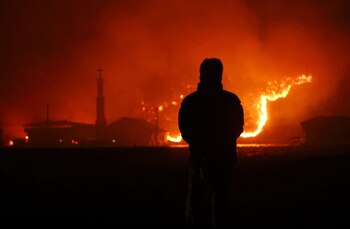 Un residente observa cómo un
