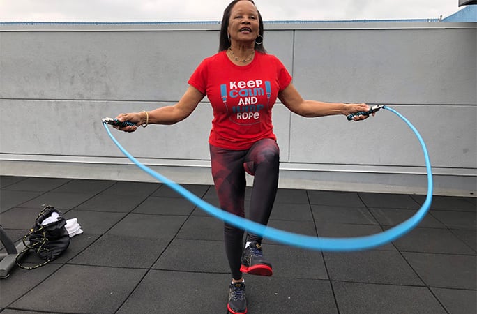 El primer récord Guinness de Annie Judis llegó a los 75 años y 92 días, cuando se convirtió en la competidora femenina de salto con cuerda más longeva (Créditos: Guinness World Records)