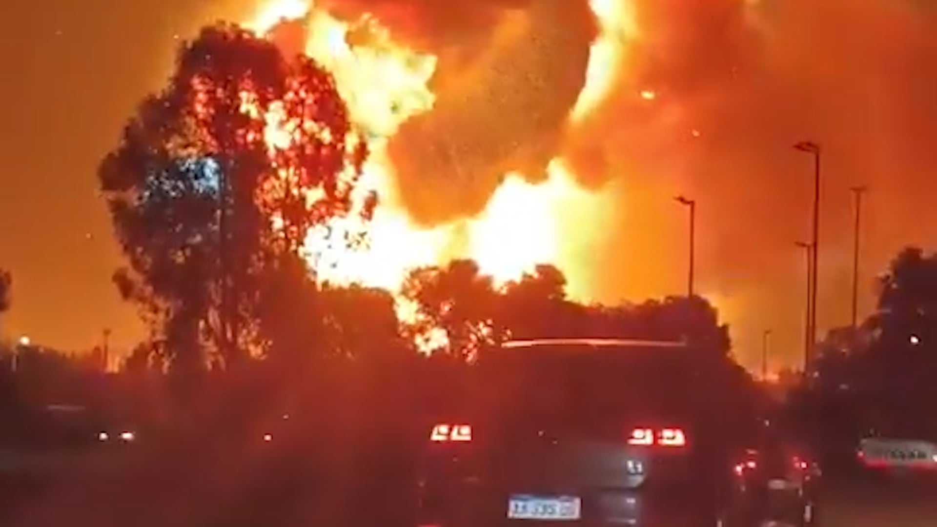 Hay 40 dotaciones de bomberos y dos helicópteros involucrados en el operativo