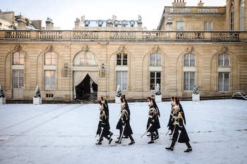 Guardias republicanos caminan en el