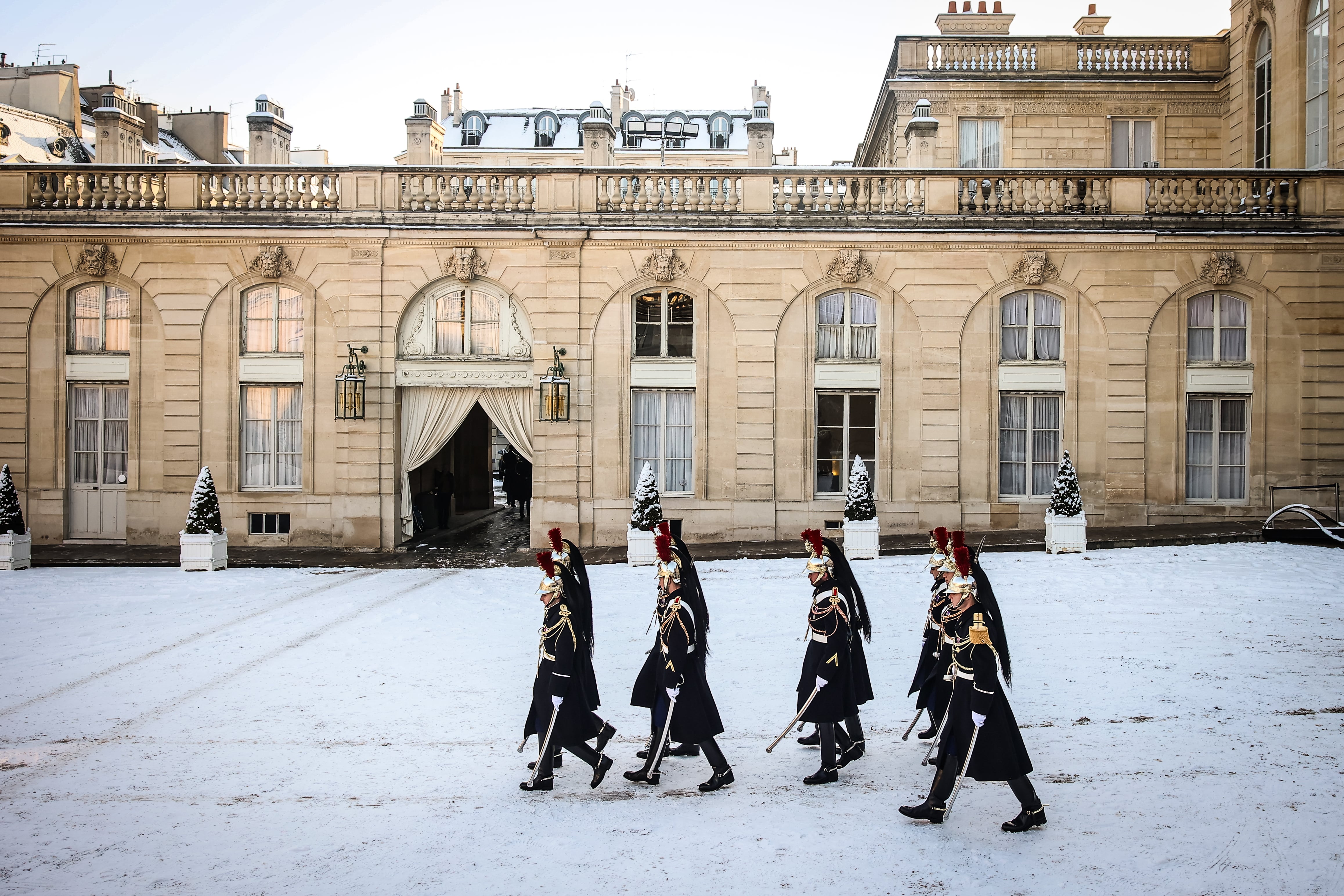 Guardias republicanos caminan en el patio nevado del Palacio del Elíseo en París, Francia, el martes 6 de enero de 2026. (Foto AP/Thomas Padilla)