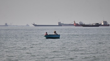 Un buque anclado cerca de Emiratos Árabes Unidos fue capturado y trasladado a aguas territoriales de Irán