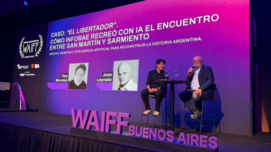 El actor Juan Leyrado y el director de Estrategia de IA de Infobae, Opy Morales, expusieron sobre el uso de la inteligencia artificial en la recreación histórica durante el festival WAIFF en Buenos Aires.
