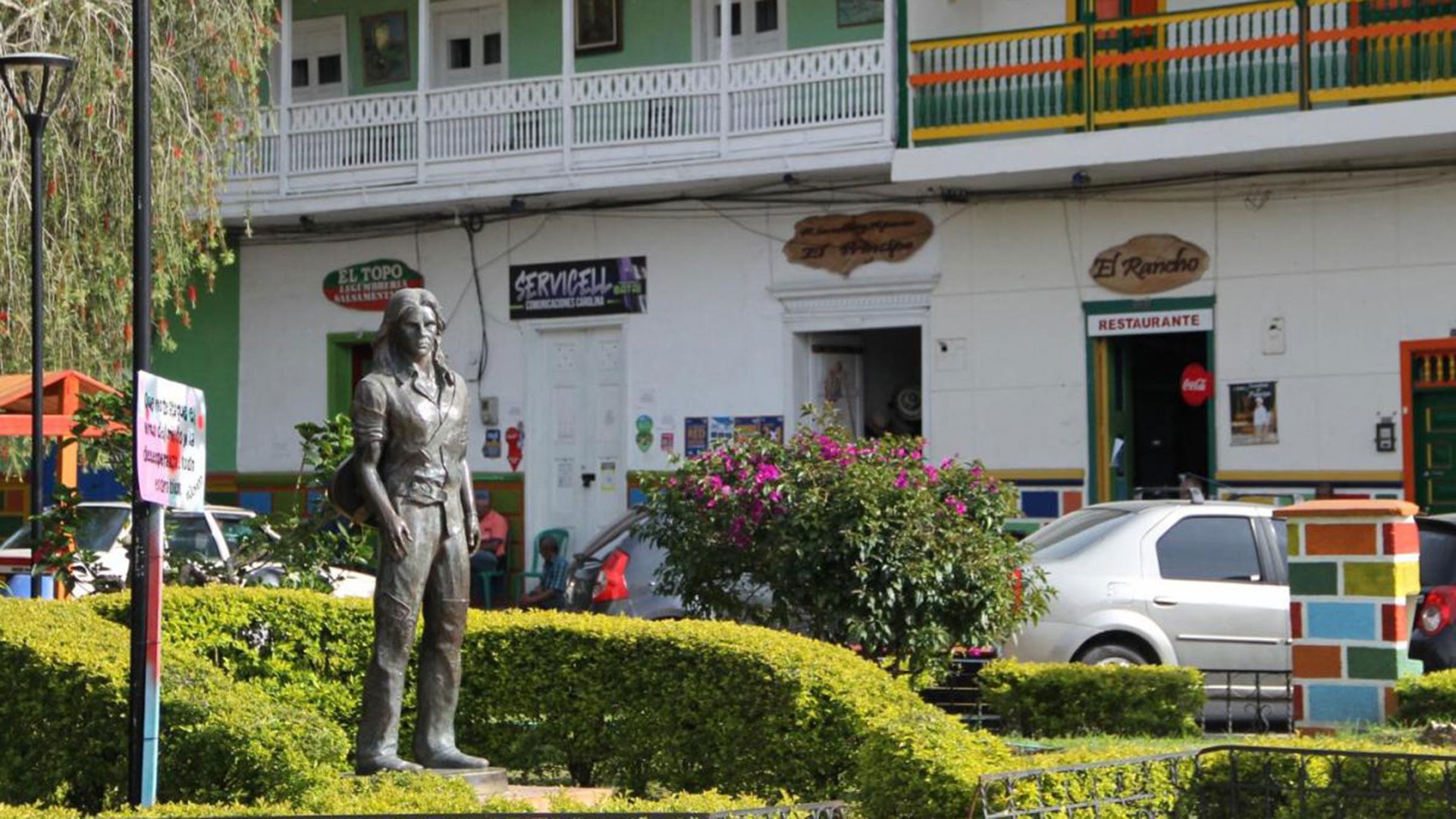 En el parque principal se encuentra un monumento dedicado a Juanes, cuya familia tiene raíces en el municipio y donde el artista pasó parte de su infancia -crédito Francy González / Señal Colombia