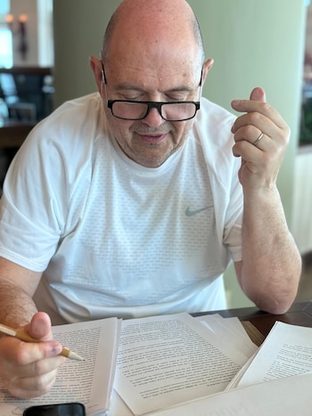 Carlos Rottemberg en plena corrección de su libro