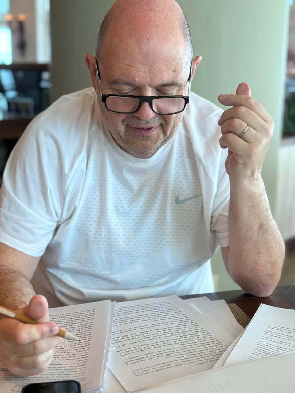 Carlos Rottemberg en plena corrección de su libro