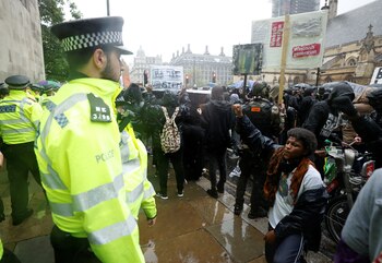 Manifestantes enfrentan a la policía en Londres, durante una protesta contra el racismo REUTERS/John Sibley