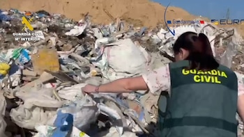 Detienen a cuatro personas por enterrar 46.000 toneladas de basura procedente de Francia: depositaban residuos peligrosos en suelos agrícolas