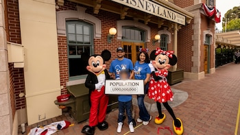 Un niño de 8 años se convierte en el invitado “mil millones” en el 70° aniversario del Disneyland de California