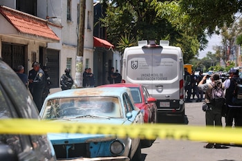 CIUDAD DE MÉXICO, 21JULIO2026.- Fue hallada muerta una mujer de la tercera de edad al interior de domicilio, ubicado en la colonia Gertrudis Sánchez. La FGJ coloco fuera de la casa sellos "desaparición cometida por particulares". Investigaciones indican que dentro del hogar se encontró tirado y esculcado, sin cosas de valor como si hubiese sido robo a casa habitación. La víctima llevaba 4 meses desaparecida, con ficha de búsqueda y hasta ahora FGJ dió orden de cateo el lugar, al ingresar encontraron el cuerpo en avanzado estado de descomposición. FOTO: ROGELIO MORALES/CUARTOSCURO.COM