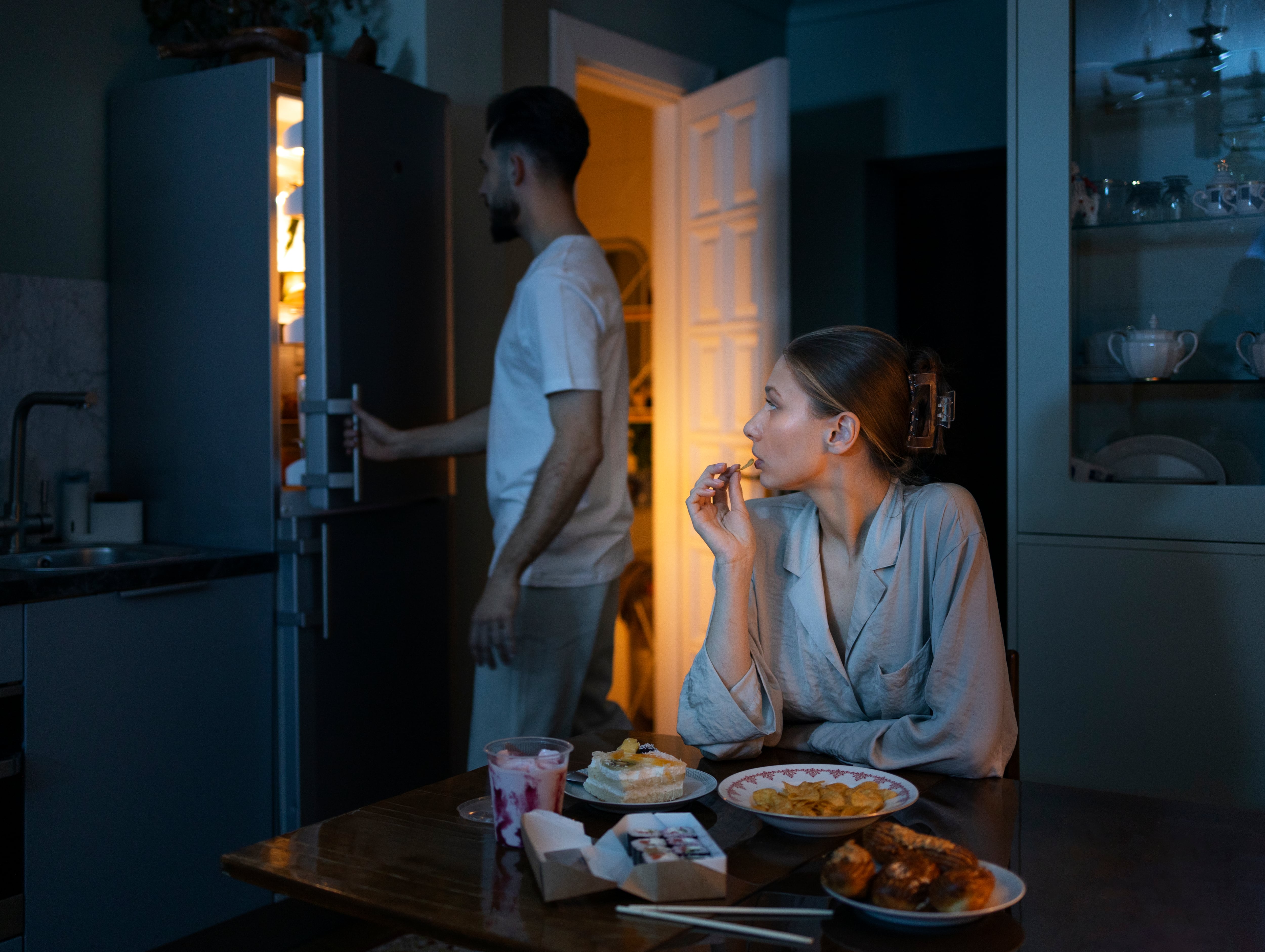 El consumo de cafeína, azúcar y alcohol en horas inapropiadas puede afectar la conciliación y la calidad del sueño (Freepik)