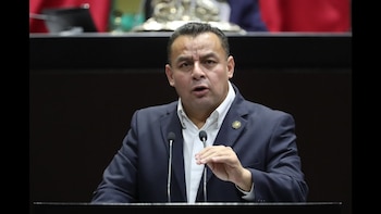 Diputado del PRI llora al anunciar su renuncia al partido tricolor