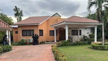Capturaron a un extranjero tras allanamiento en un exclusivo residencial de República Dominicana, donde incautaron armamento y miles de dólares