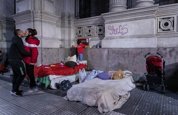 Una pareja junto a su