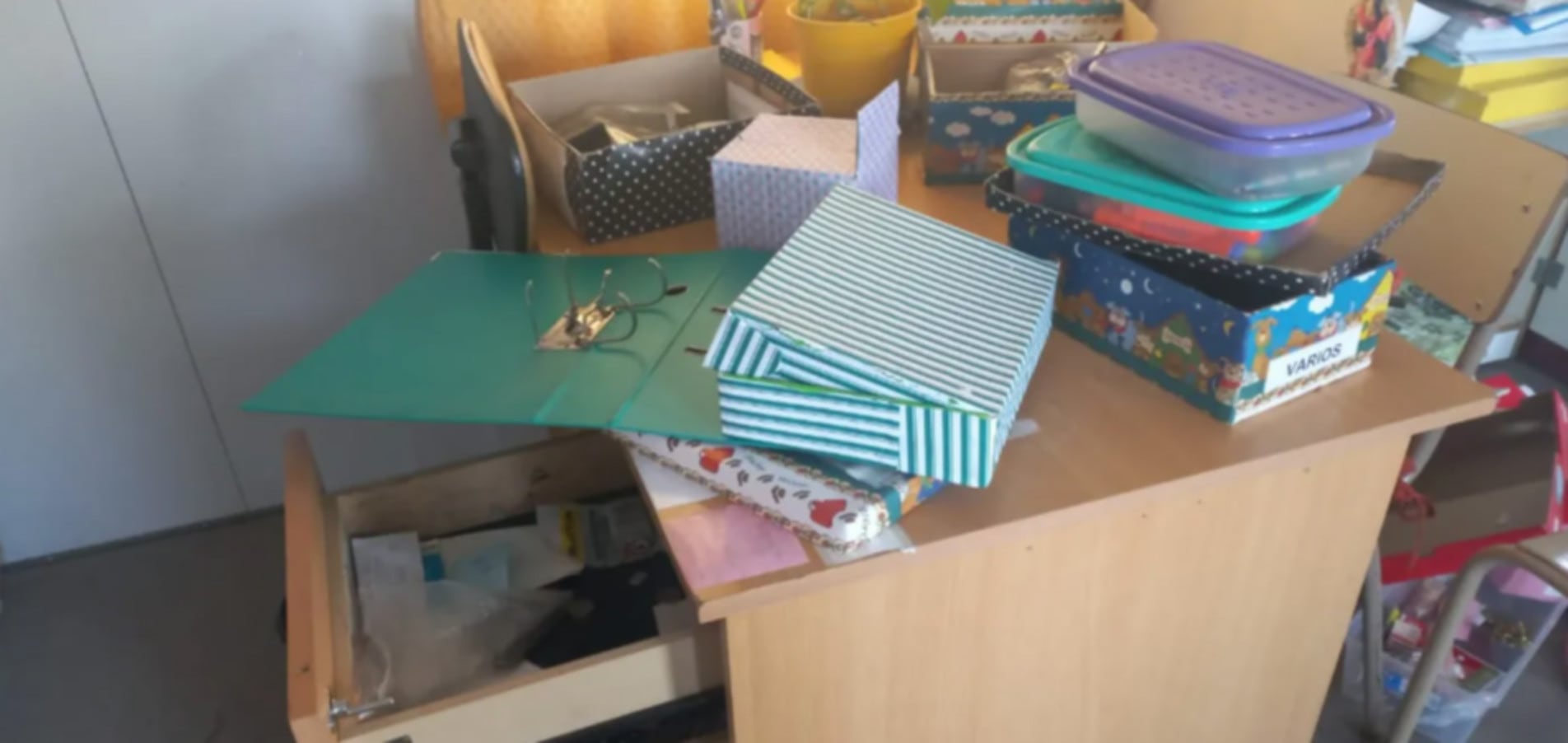 Una mesa con carpetas y cajas desordenadas evidencia la intrusión en el jardín de La Plata, que sufre su séptimo robo en lo que va del año. (0221)