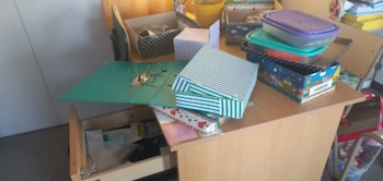 Una mesa con carpetas y