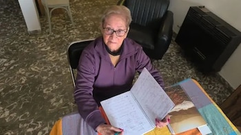 A los 90 años golpeó la puerta de un maestro rural con un sueño pendiente desde la infancia: aprender a leer y escribir