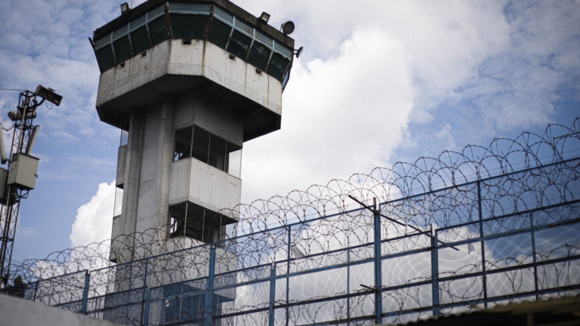 Gobierno colombiano evalúa buque cárcel para aislar a cabecillas criminales