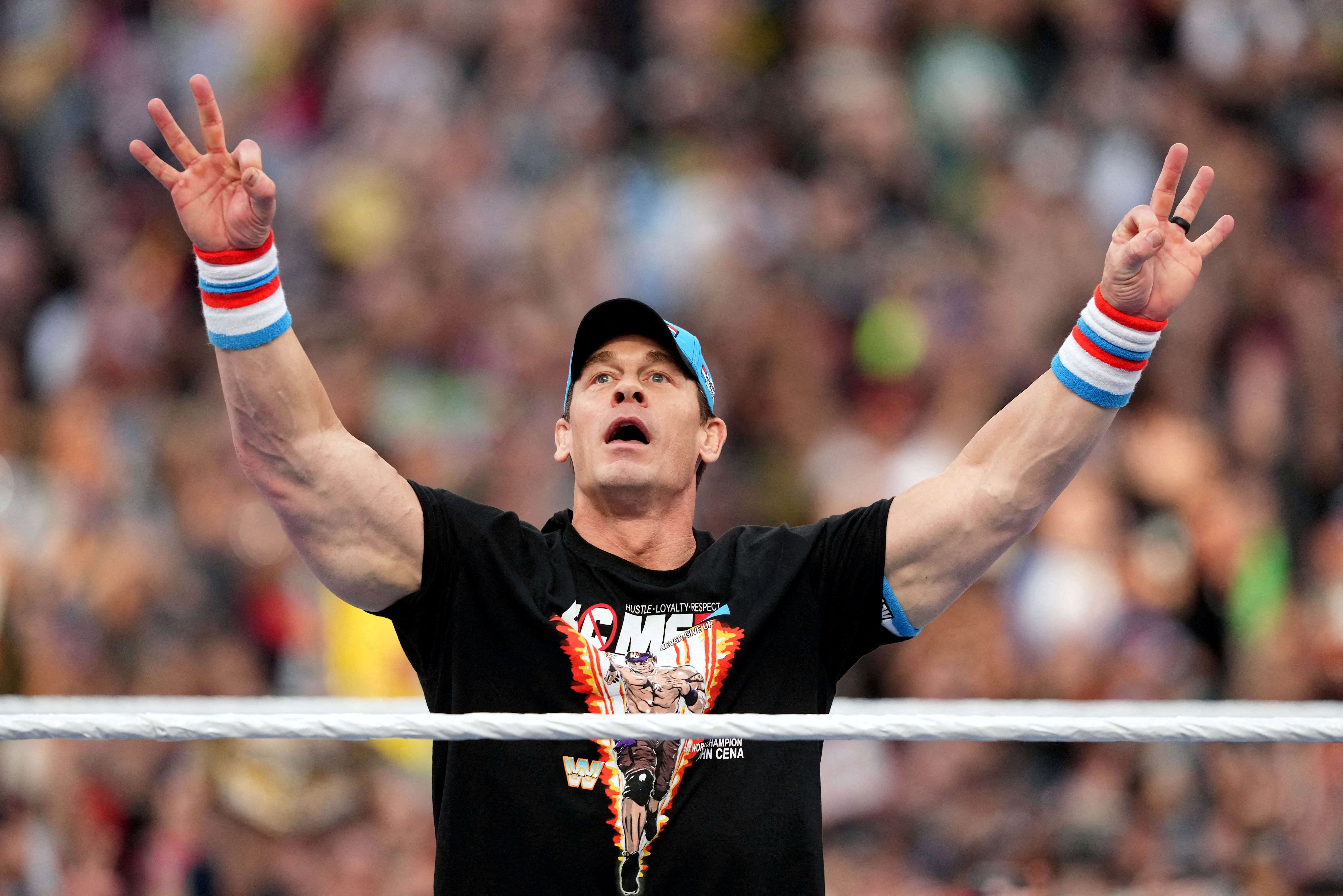 La figura de cartón de John Cena pertenecía a la pareja de Margot Robbie cuando ella tenía poco más de 20 años (Mandatory Credit: Joe Camporeale-USA TODAY Sports/File Photo)