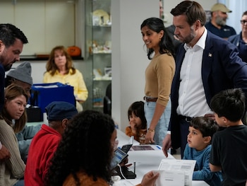 JD Vance junto a su esposa Usha y sus hijos al llegar a su centro de votación (AP Photo/Carolyn Kaster)