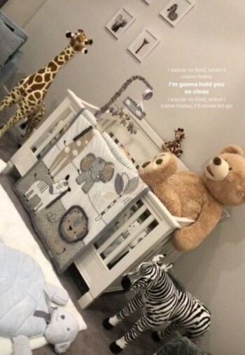 La cuna está rodeada por