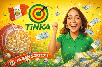 Ilustración de una mujer sonriente con el puño en alto, rodeada de billetes, la máquina de sorteo de La Tinka y la bandera de Perú al fondo.