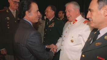 Carlos Menem saluda a Pinochet.